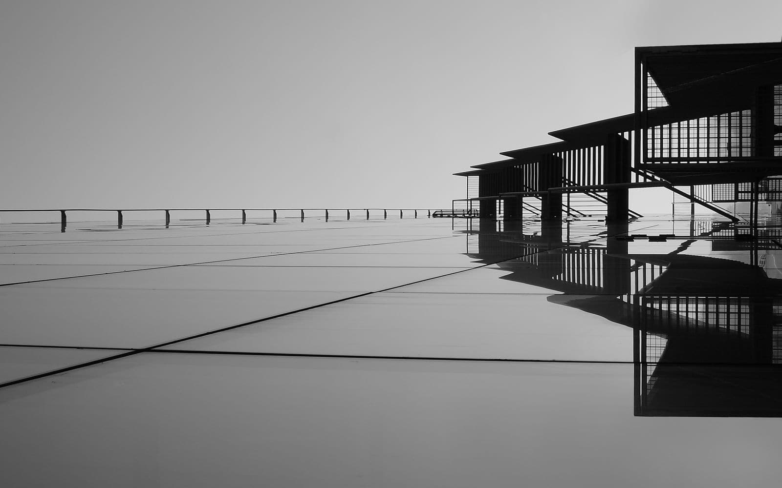 Dettaglio architettonico minimale in bianco e nero