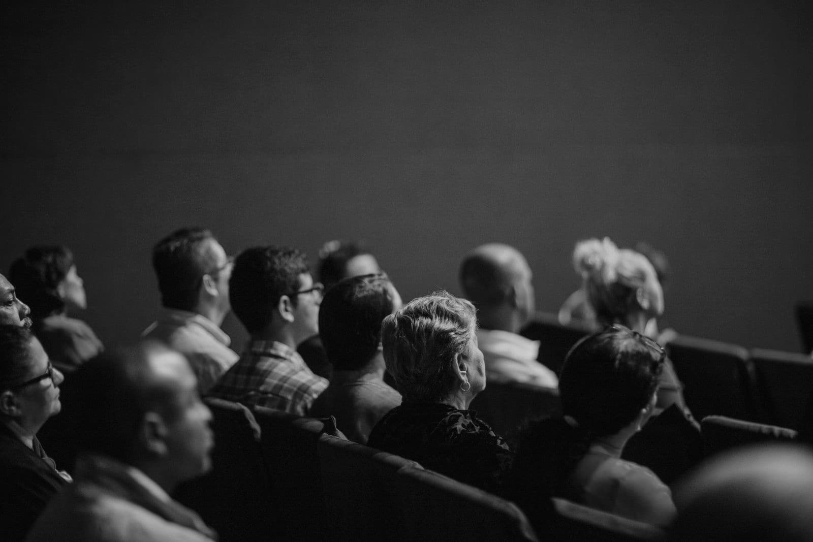 Platea che ascolta un intervento durante una conferenza